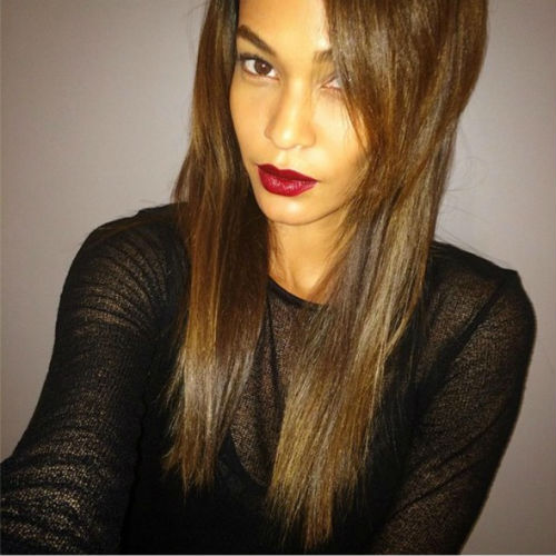 Η Joan Smalls λανσάρει τη δική της σειρά κραγιόν σε συνεργασία με την Estee Lauder